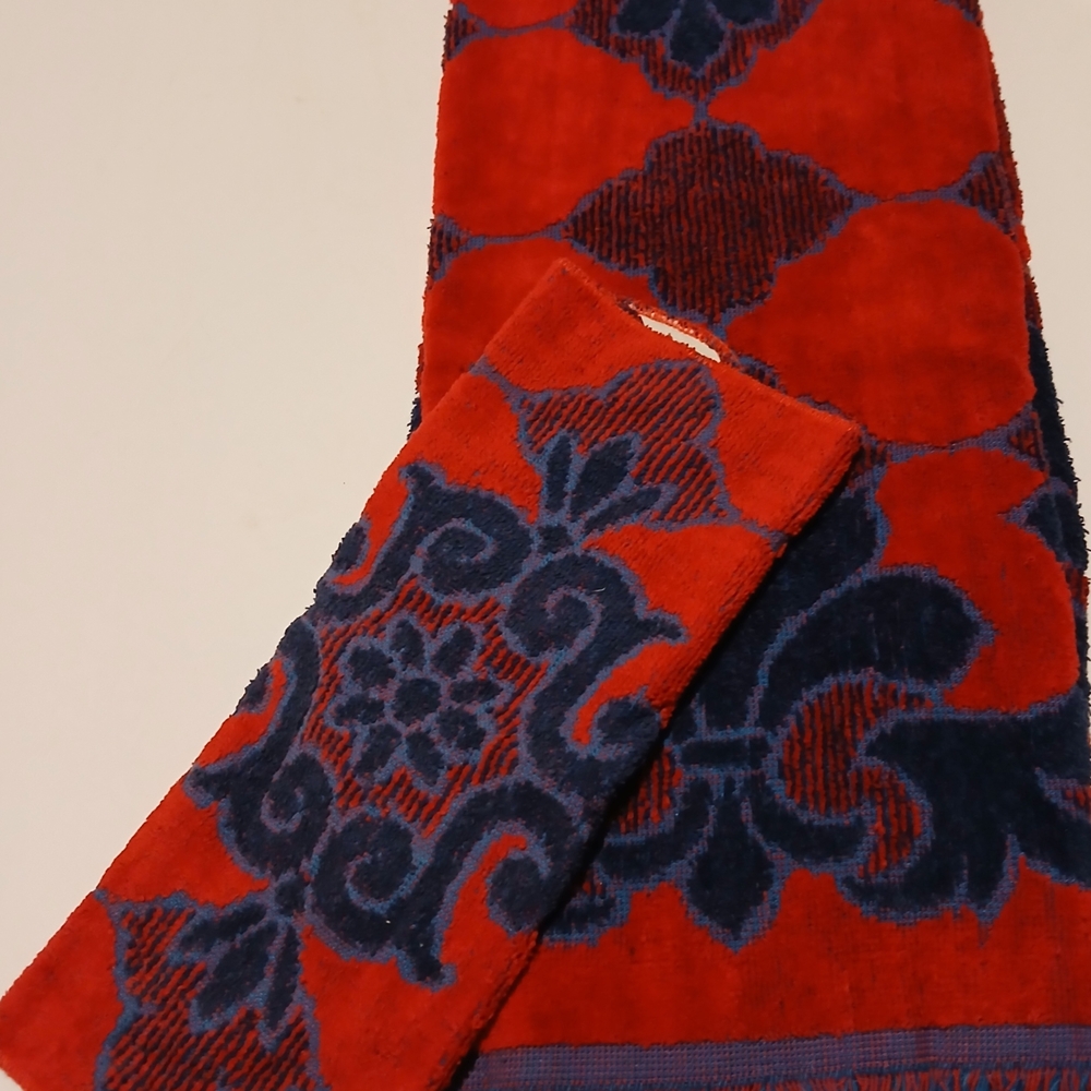 jcpenney Red and Navy Blue Decorative Bath Towels
